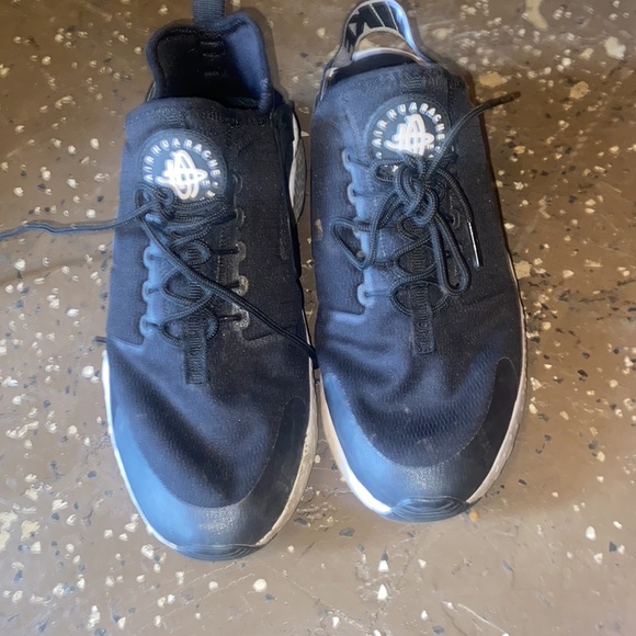 Women’s Nike air huaraches size 8.5 white and black - Picture 2 of 5